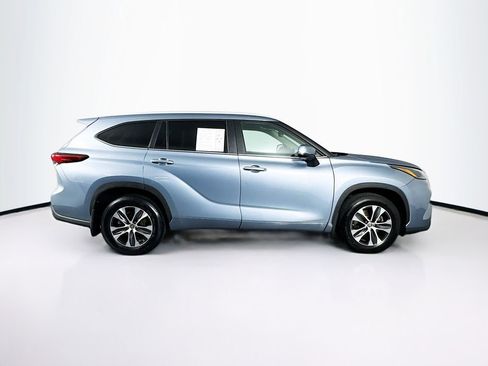 Used 2023 Toyota Highlander XLE image 11