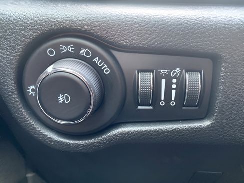 Used 2025 Chrysler Pacifica Select image 44