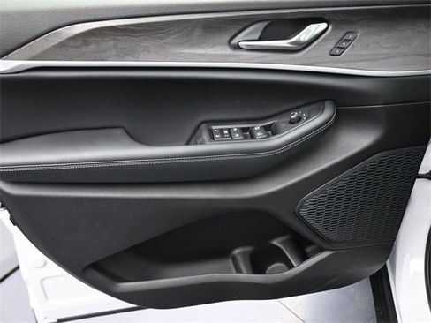 New 2025 Jeep Grand Cherokee Limited image 40