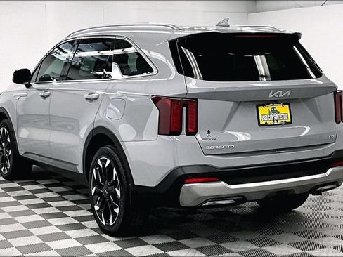 Used 2025 Kia Sorento EX w/ Panoramic Sunroof Package AWD/4WD image 2