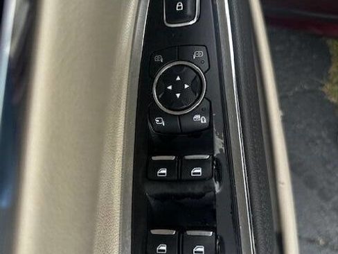Used 2017 Lincoln Continental Select image 20