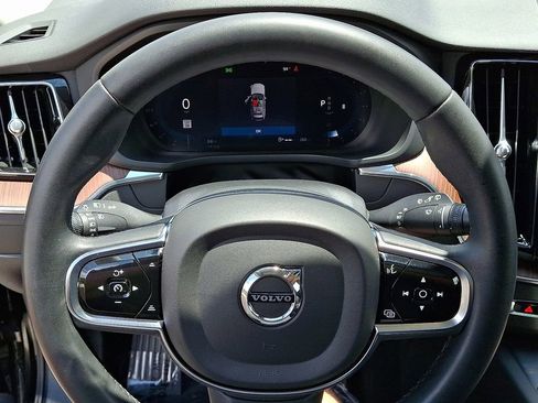 Used 2023 Volvo XC60 B5 Plus image 22