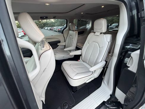 Used 2020 Chrysler Pacifica Limited image 10