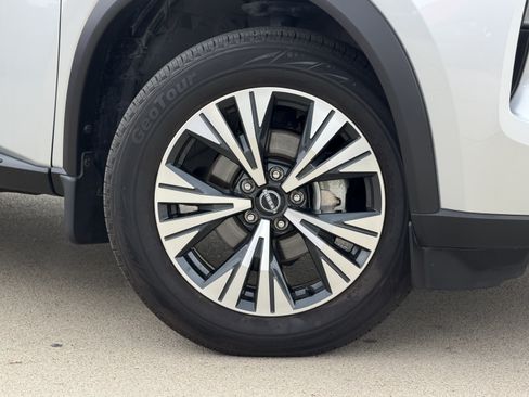 Used 2023 Nissan Rogue SV FWD image 3