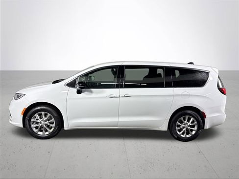 New 2026 Chrysler Pacifica Select image 9