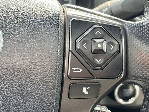 Used 2017 Toyota Tacoma TRD Sport AWD/4WD image 21