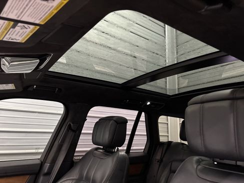 Used 2018 Land Rover Range Rover Autobiography image 23