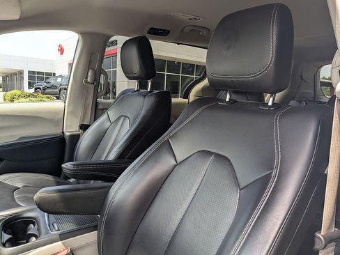 Used 2023 Chrysler Pacifica Touring-L FWD image 14