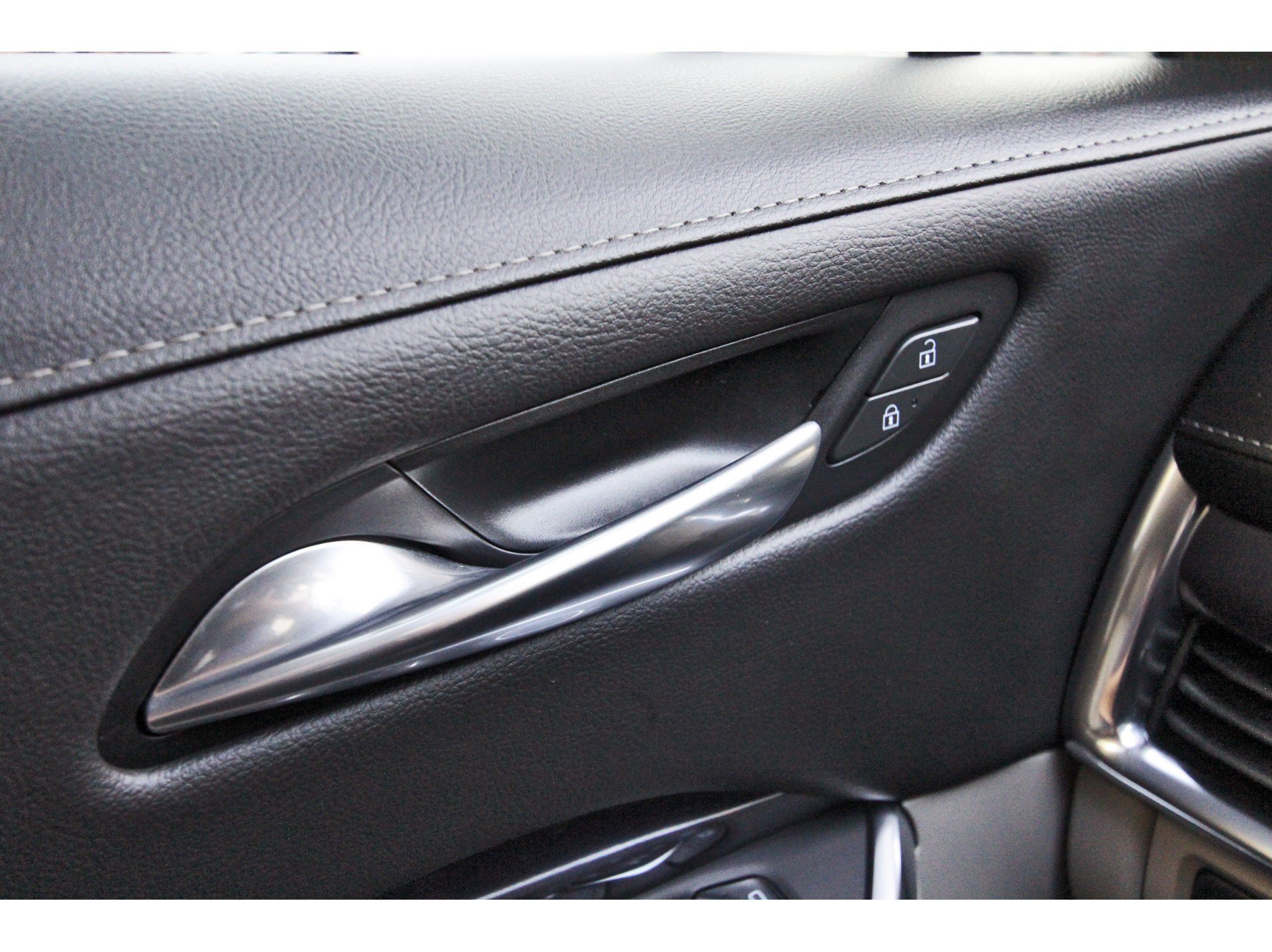 Used 2022 Cadillac XT4 Luxury w/ Cold Weather Package FWD image 22