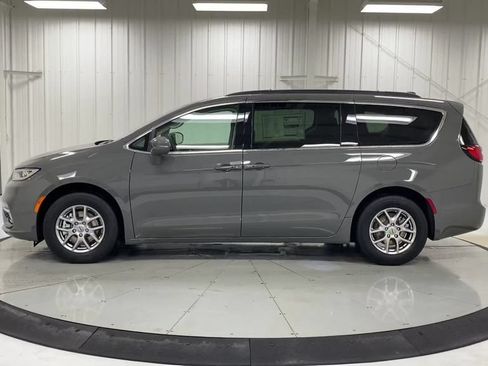 Used 2021 Chrysler Pacifica Touring w/ Uconnect Theater Family Group FWD image 5