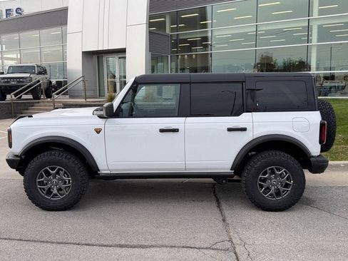 New 2025 Ford Bronco Badlands image 2