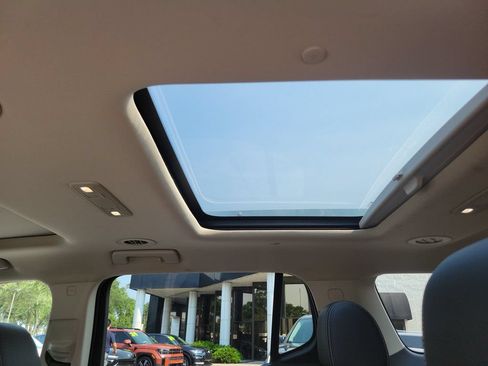 Used 2020 GMC Acadia Denali w/ Denali Ultimate Package AWD/4WD image 32