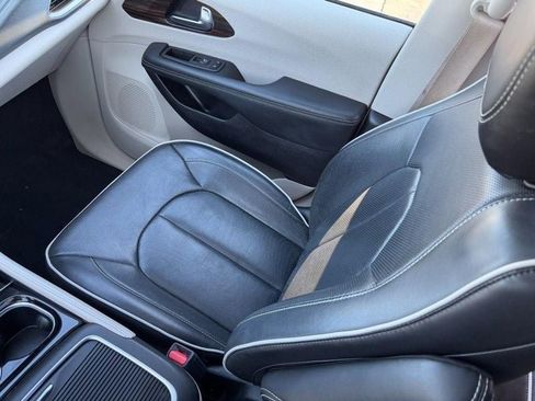 Used 2023 Chrysler Pacifica Limited image 15