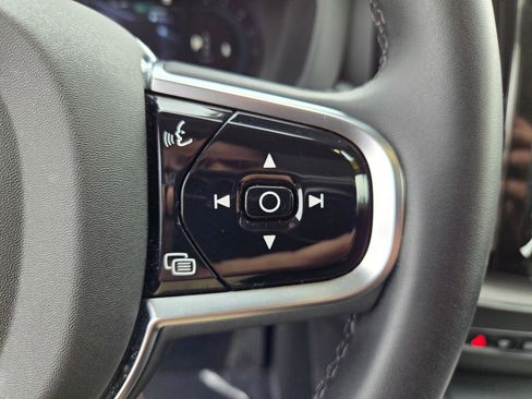 Used 2025 Volvo XC60 B5 Plus image 16