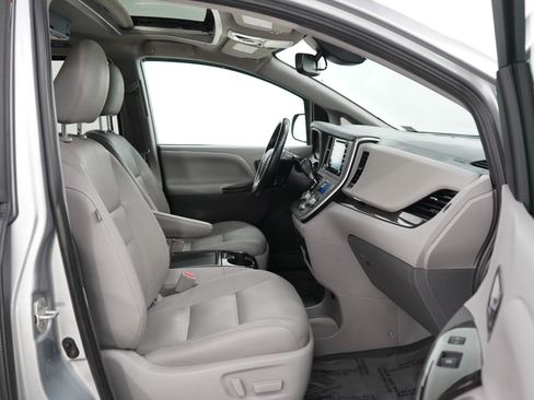 Used 2020 Toyota Sienna XLE w/ XLE Navigation Package FWD image 11
