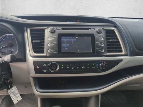 Used 2019 Toyota Highlander LE FWD image 16