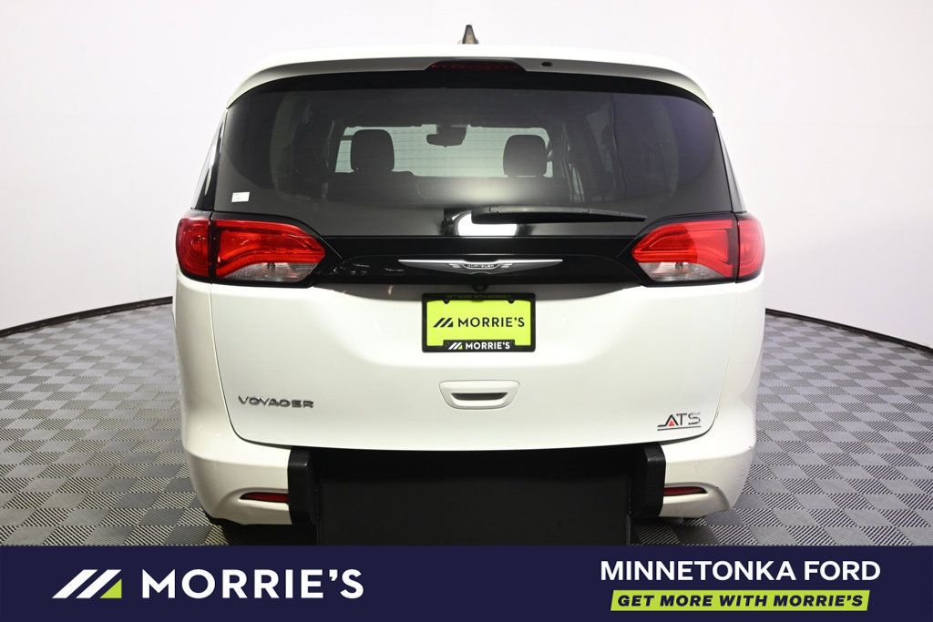 Used 2023 Chrysler Voyager LX FWD image 4