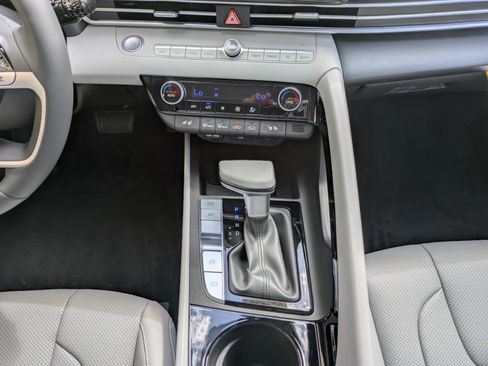 Used 2025 Hyundai Elantra Limited image 18