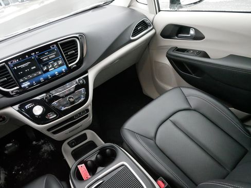 Used 2024 Chrysler Pacifica Touring-L image 11