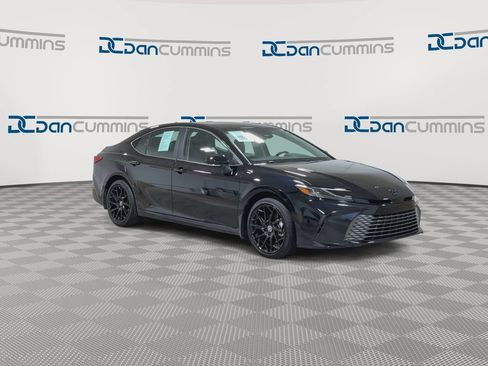Used 2026 Toyota Camry XLE AWD/4WD image 2
