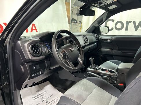 Used 2022 Toyota Tacoma TRD Off-Road AWD/4WD image 21