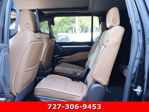 Used 2025 Cadillac Escalade ESV Premium Luxury image 19