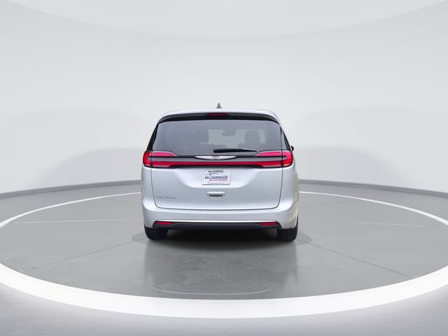 Used 2024 Chrysler Pacifica Touring-L FWD image 7