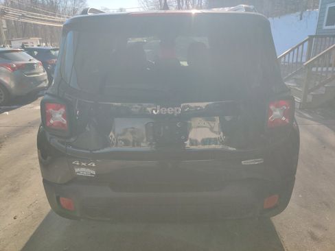 Used 2017 Jeep Renegade Latitude w/ Cold Weather Group image 5