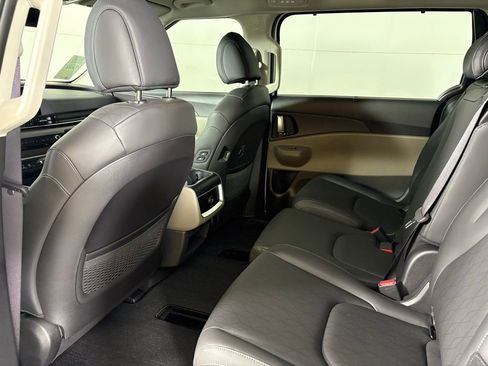 New 2026 Kia Carnival EX FWD image 34