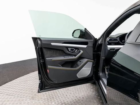 Used 2022 Lamborghini Urus image 21