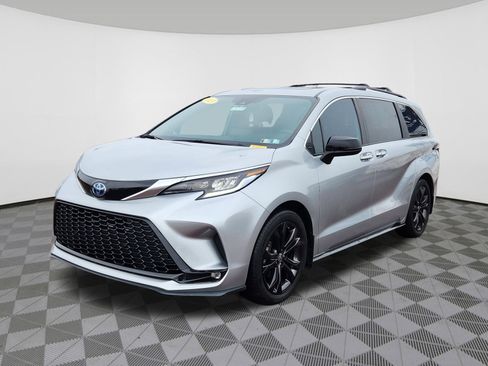 Used 2023 Toyota Sienna XSE image 2