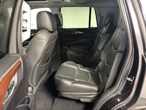 Used 2018 Cadillac Escalade Premium Luxury RWD image 39