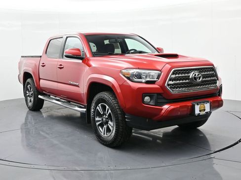 Used 2017 Toyota Tacoma TRD Sport image 4