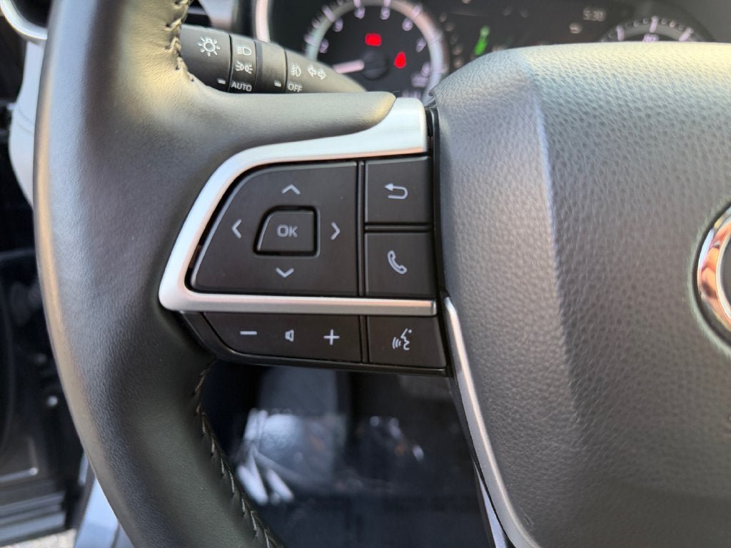Used 2023 Toyota Highlander XLE AWD/4WD image 15