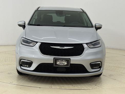 Used 2023 Chrysler Pacifica Touring-L FWD image 6