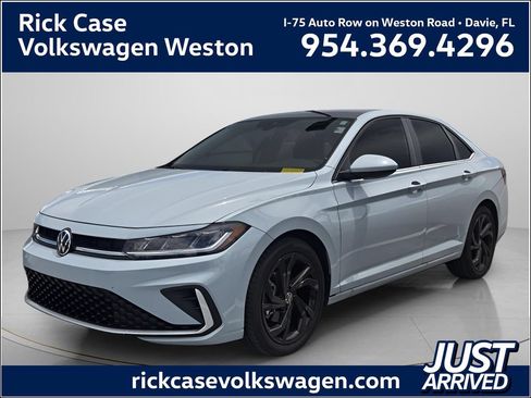 Certified 2025 Volkswagen Jetta SE FWD image 1