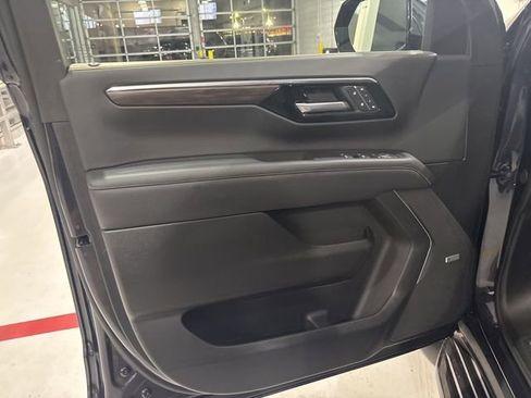Used 2025 Chevrolet Suburban Premier image 12