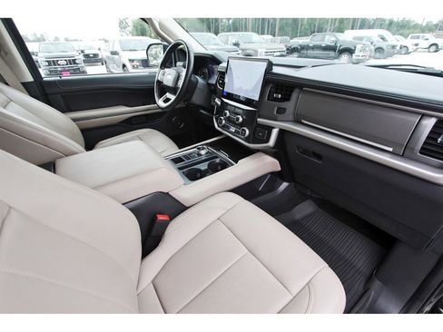 Certified 2024 Ford Expedition XLT RWD image 30