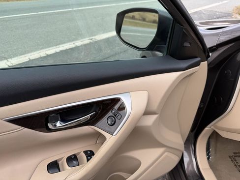 Used 2013 Nissan Altima 2.5 SL w/ Technology Pkg image 11