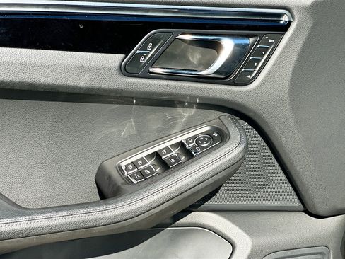 Used 2024 Porsche Macan image 18