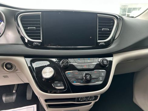 Used 2024 Chrysler Pacifica Touring-L image 13