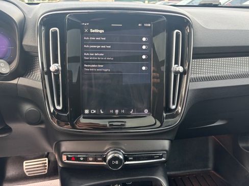 Used 2022 Volvo XC40 P8 Recharge Ultimate image 17