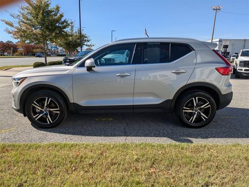 Certified 2025 Volvo XC40 B5 Core image 7