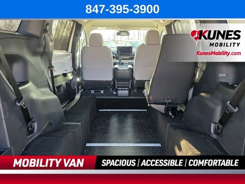 Used 2026 Toyota Sienna LE FWD image 34