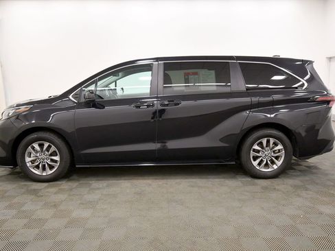Used 2024 Toyota Sienna LE image 4