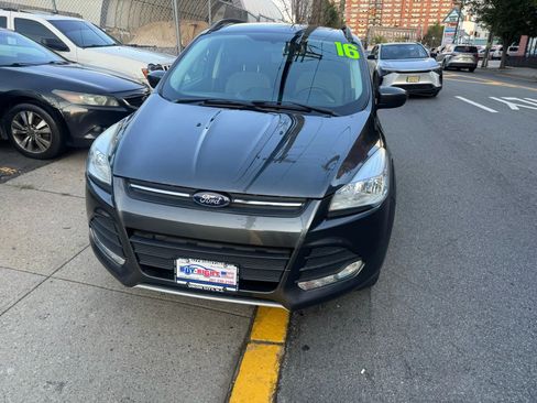 Used 2016 Ford Escape SE w/ Equipment Group 201A image 3
