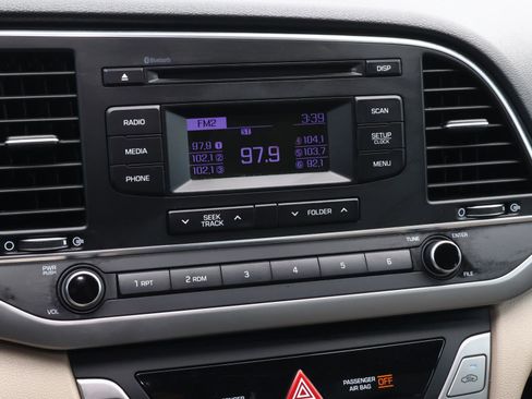 Used 2018 Hyundai Elantra SE image 21