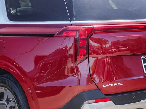 Certified 2025 Kia Carnival SX FWD image 7