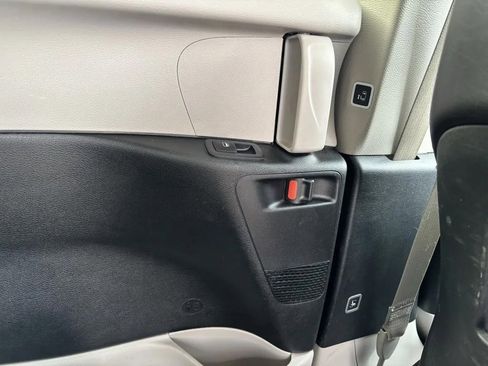 Used 2024 Chrysler Pacifica Touring-L image 25