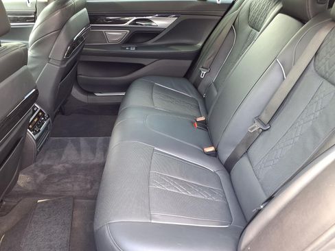 Used 2019 BMW 750i w/ Executive Package RWD image 10